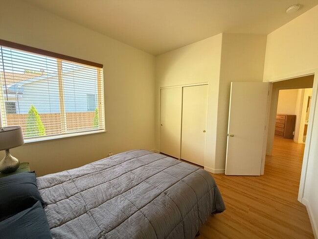 Building Photo - Beautiful 3 Bedrooms, 2 Baths with a 3 Car...