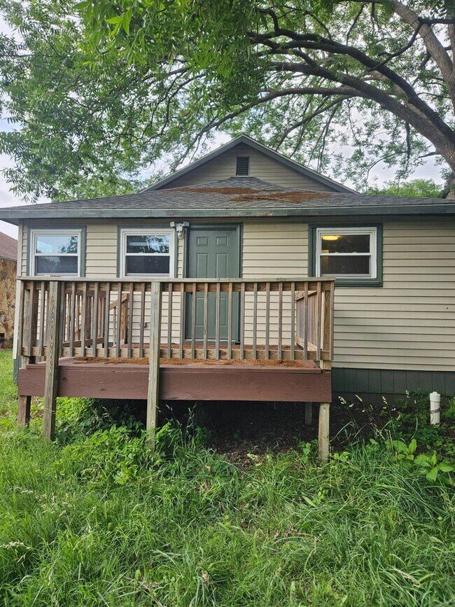Building Photo - Charm, location and a great price ! Do not pass this up