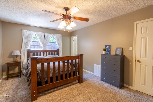 Building Photo - 1535 Primrose Dr