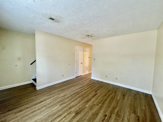 Building Photo - 2 bedroom, 1.5 bathroom townhome in Creeks Edge. Accepts Section 8.