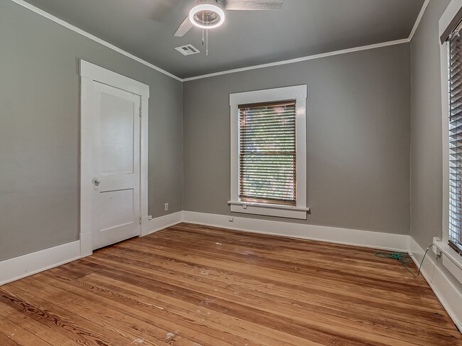 Building Photo - Charming Updated Mesta Park Duplex - New S...