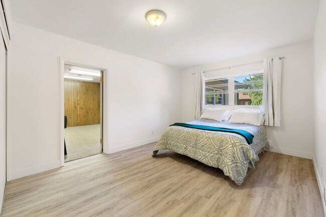 Building Photo - Reburbished 3bd/2ba, 2,275 sq ft home in Coconino Estates close to Hospital, park, downtown Flags...