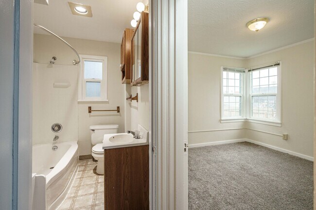 Building Photo - 1 Bedroom 1 Bath with Detached Garage