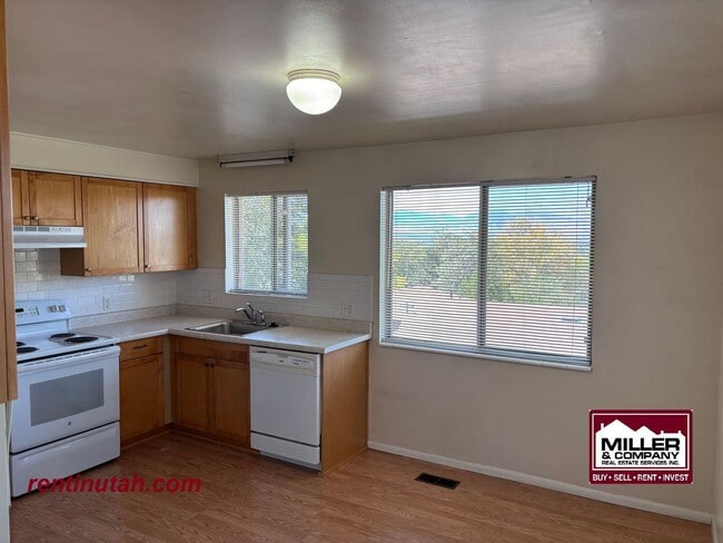 Building Photo - Charming Duplex For Rent!!
