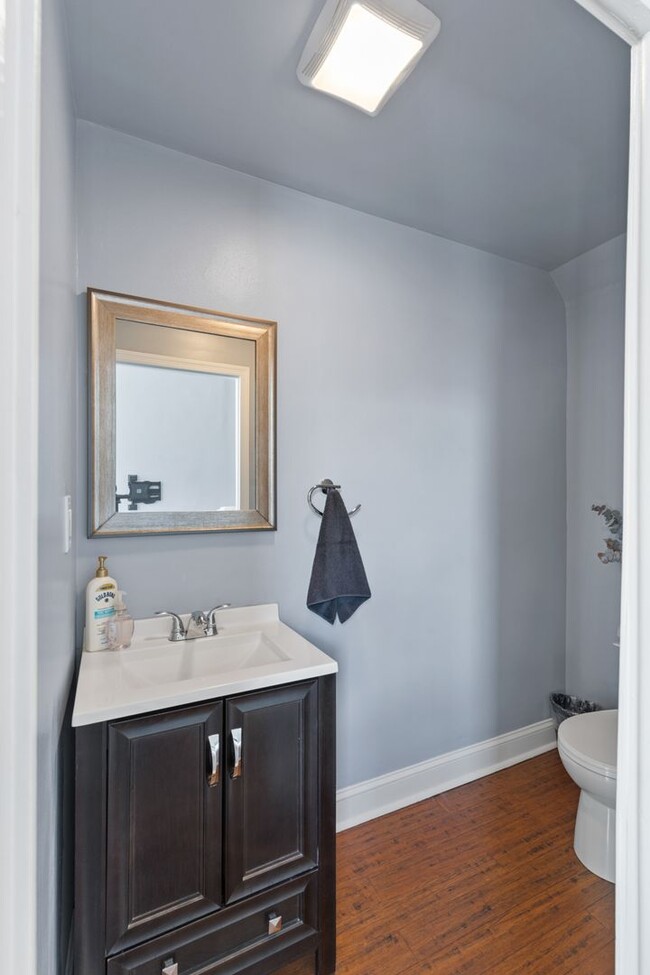 Building Photo - Beautiful 3BR 2.5 BA Townhouse in Downtown...