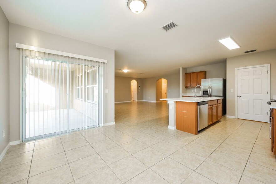 Building Photo - 2564 Surfside Blvd