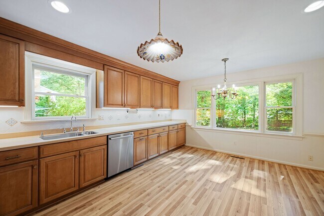 Building Photo - 2401 Scarsborough Dr
