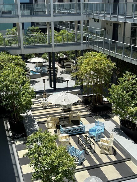 main courtyard - 4215 Glencoe Ave