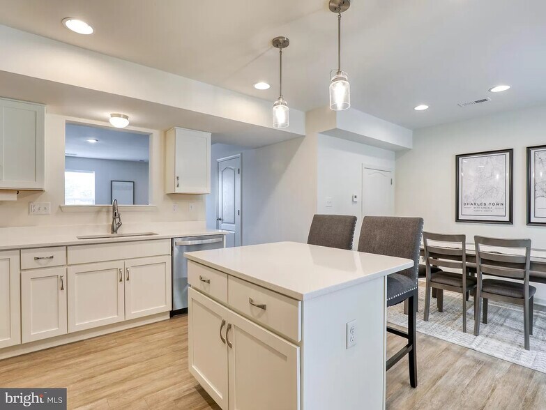 Building Photo - 658 Thumper Dr