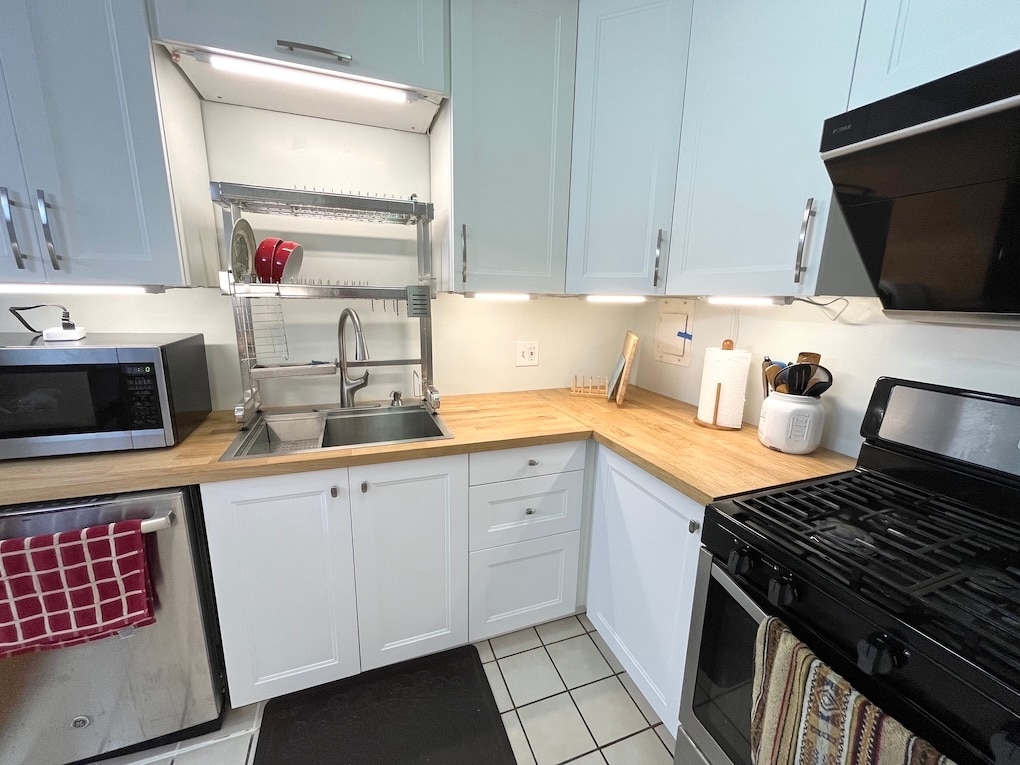 Kitchen - 33 Pond Ave