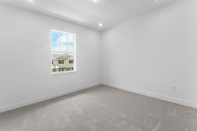 Building Photo - 888 SW Newfield Ave