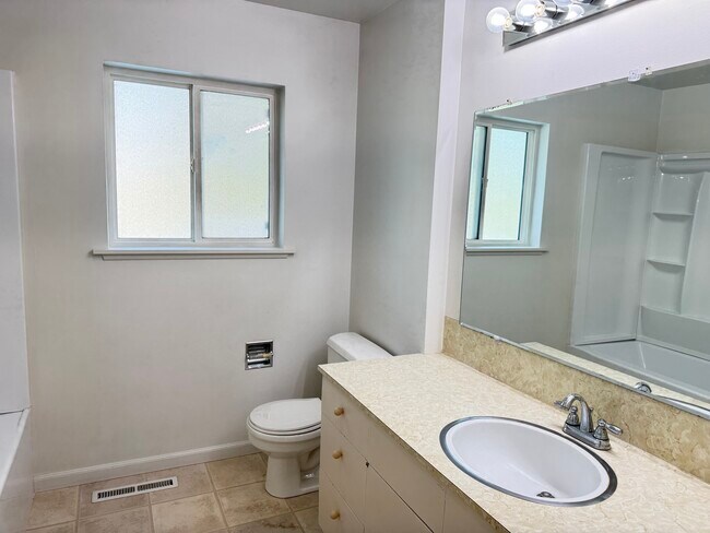Building Photo - 950 Taney Ln