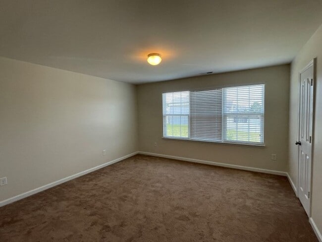 Building Photo - Lovely 5 Bed 3 Bath Home with Community Am...