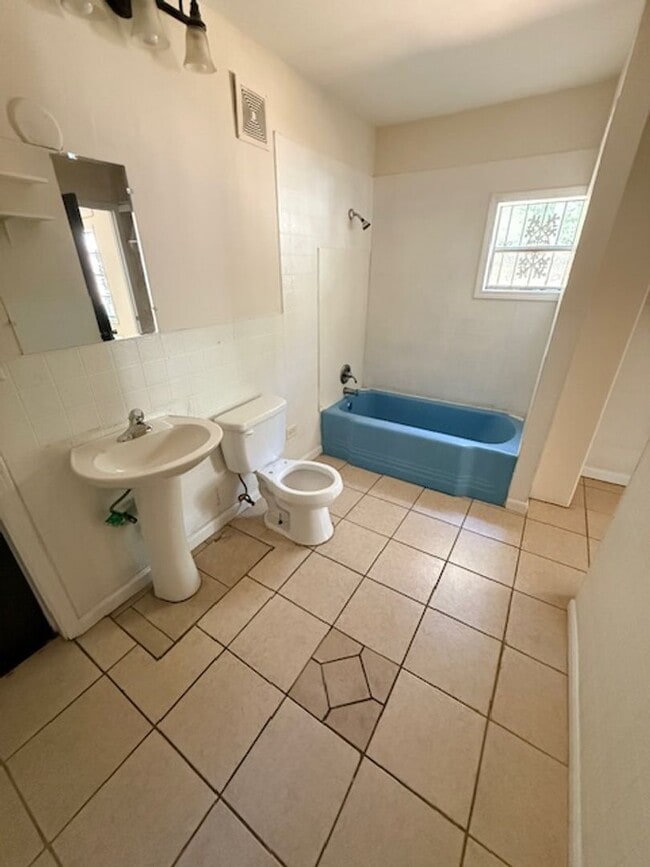 Building Photo - 4 bedroom 2 bath HOUSE!