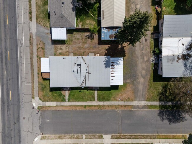 Building Photo - 420 E Sanson Ave