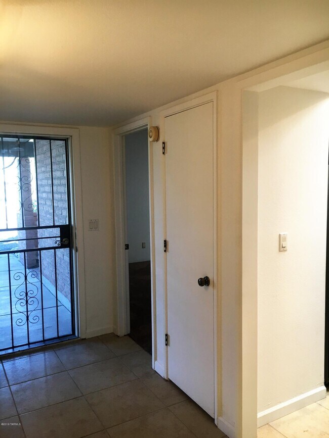 Building Photo - 4846 E Placita Arenosa