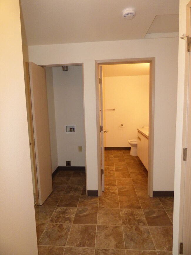Building Photo - 1 bedroom 1 bath second level unit!