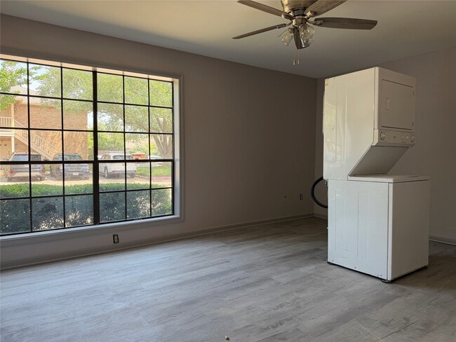 Building Photo - 1311 Antoine Dr