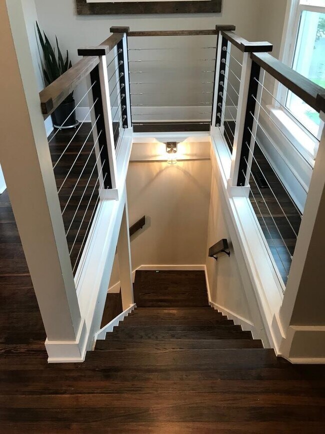 Building Photo - Beautifully remodeled 3 Bedroom Bungalow in Old Town