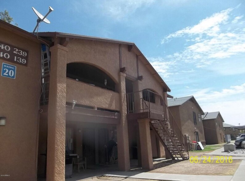 Primary Photo - 465 W Ivyglen St