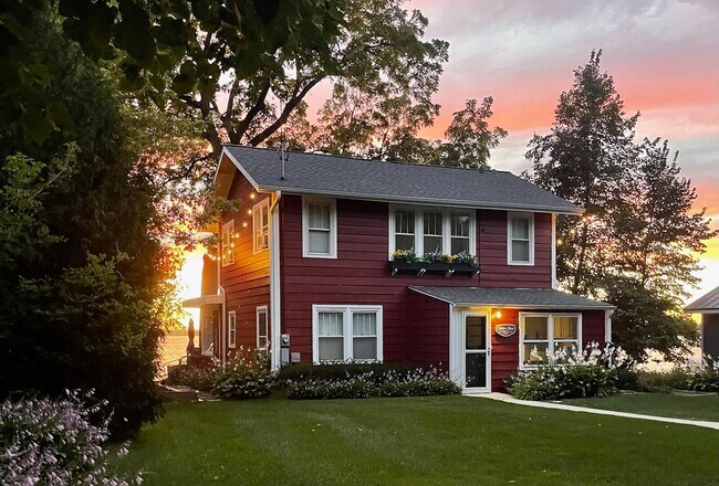 Building Photo - 1415 S Shore Dr