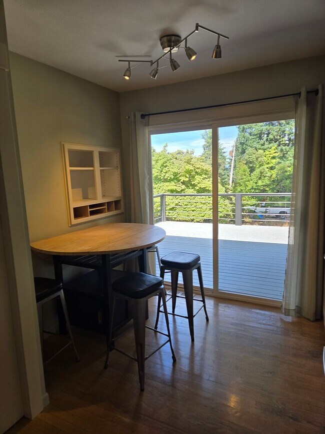 Building Photo - Popular West Linn! Tons of Space and great...
