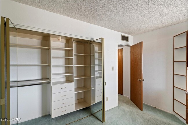 Building Photo - 1001 E Lodge Dr