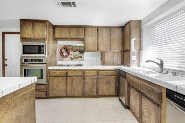 Building Photo - 2503 Brentwood Dr