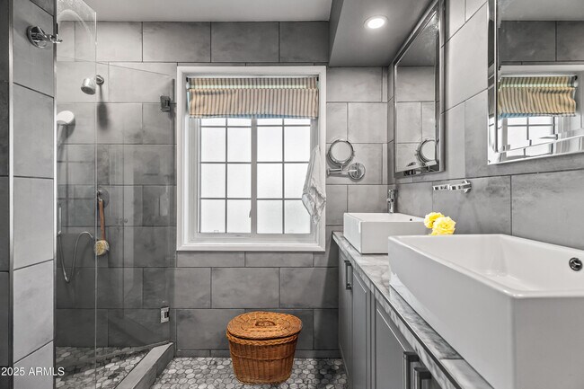 Building Photo - 4631 E Pinchot Ave