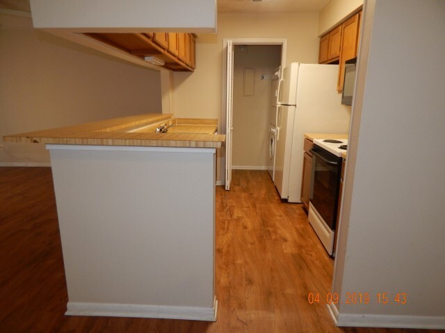 Building Photo - NICE 2 BEDROOM 2.5 BATH