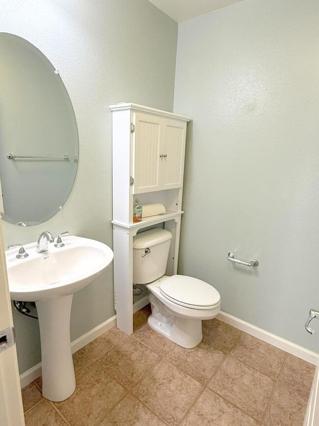 Building Photo - Modern End Unit Townhouse In Great Dublin ...