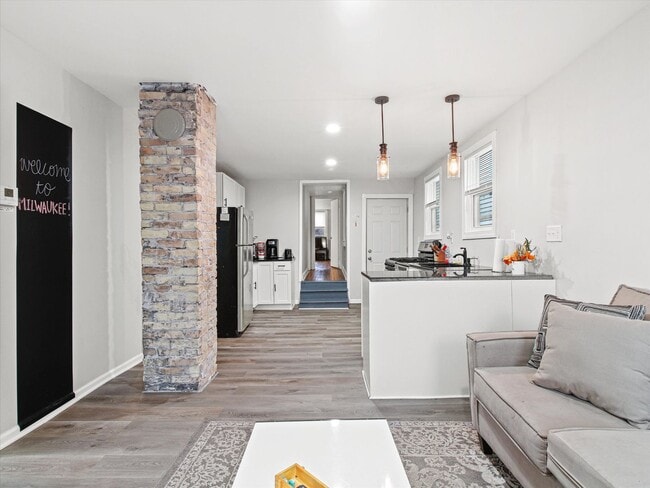 Building Photo - Updated 3 Bed / 1 Bath Duplex — Lower East Side Milwaukee