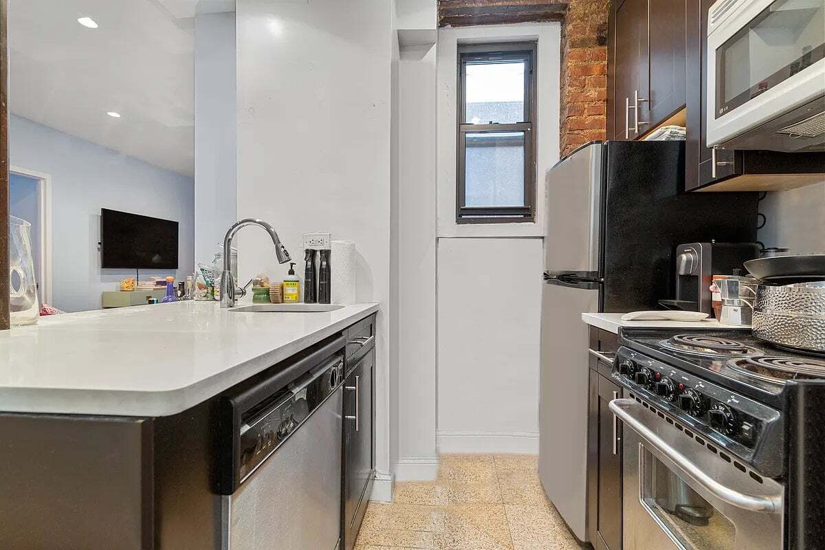 Building Photo - 141 W 10th St