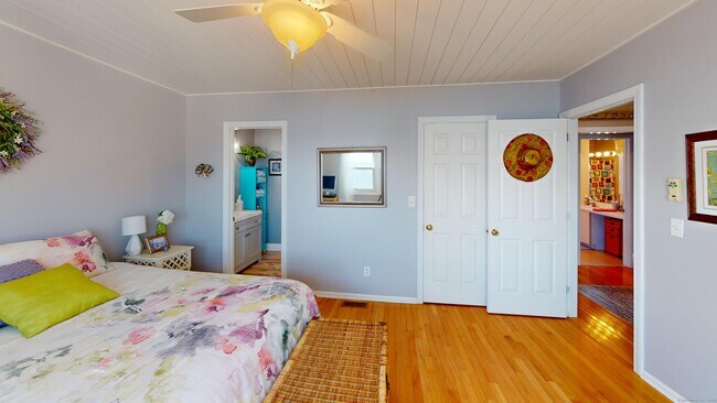 Building Photo - 72 Cosey Beach Ave