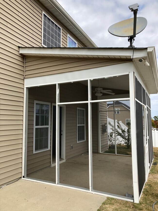 Building Photo - Immaculate 5 Bedrooms, 3.5 Bath Home Located Minutes from Shopping- Easy Commute to Sanford, Ft. ...