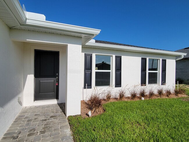 Building Photo - Charming & Modern 4 Bed 2 Bath with Screened Lanai