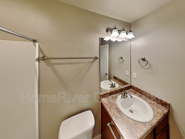 Building Photo - 10796 N La Costa