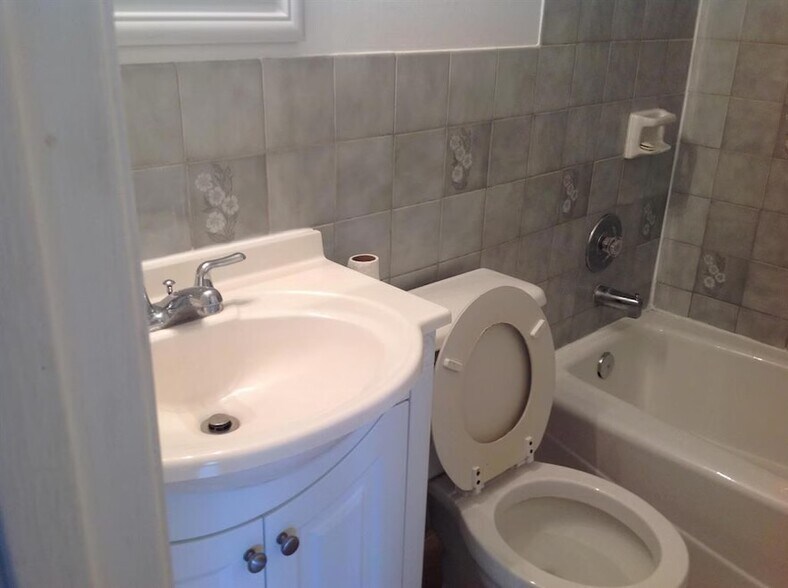 Building Photo - 1305 Periwinkle Pl