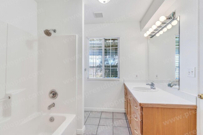 Building Photo - 975 S 250 W St