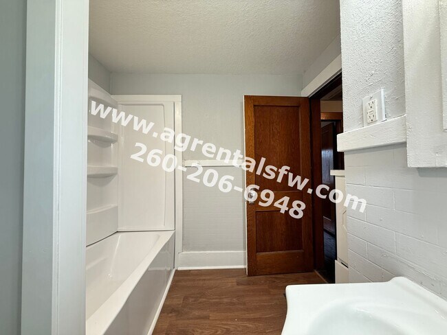 Building Photo - 3 Bedroom House