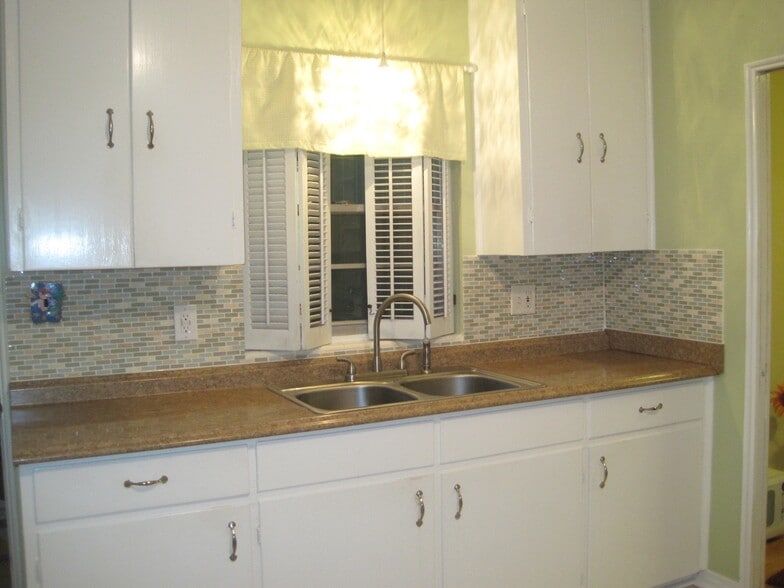 kitchen - 612 Stetson St