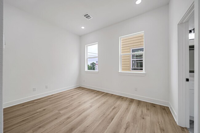 Building Photo - 3468 Bremond St