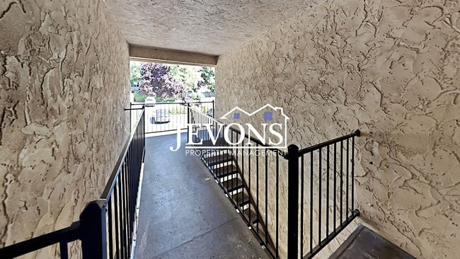 Building Photo - Charming top-floor condo with fully equipp...