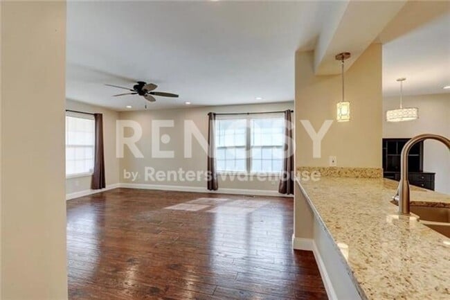 Building Photo - 4 Bedroom/ 3 Bath Home Near KU MED