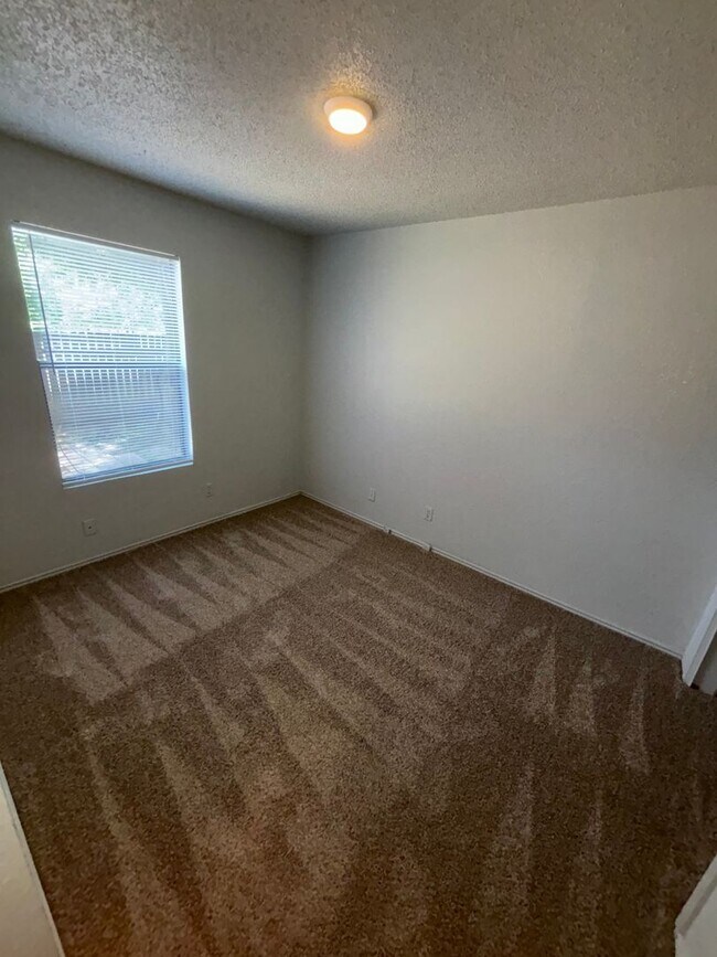 Building Photo - 2033 Redwing Way