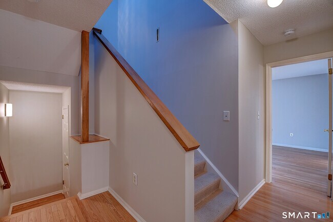 Building Photo - 4 Stonington Ct