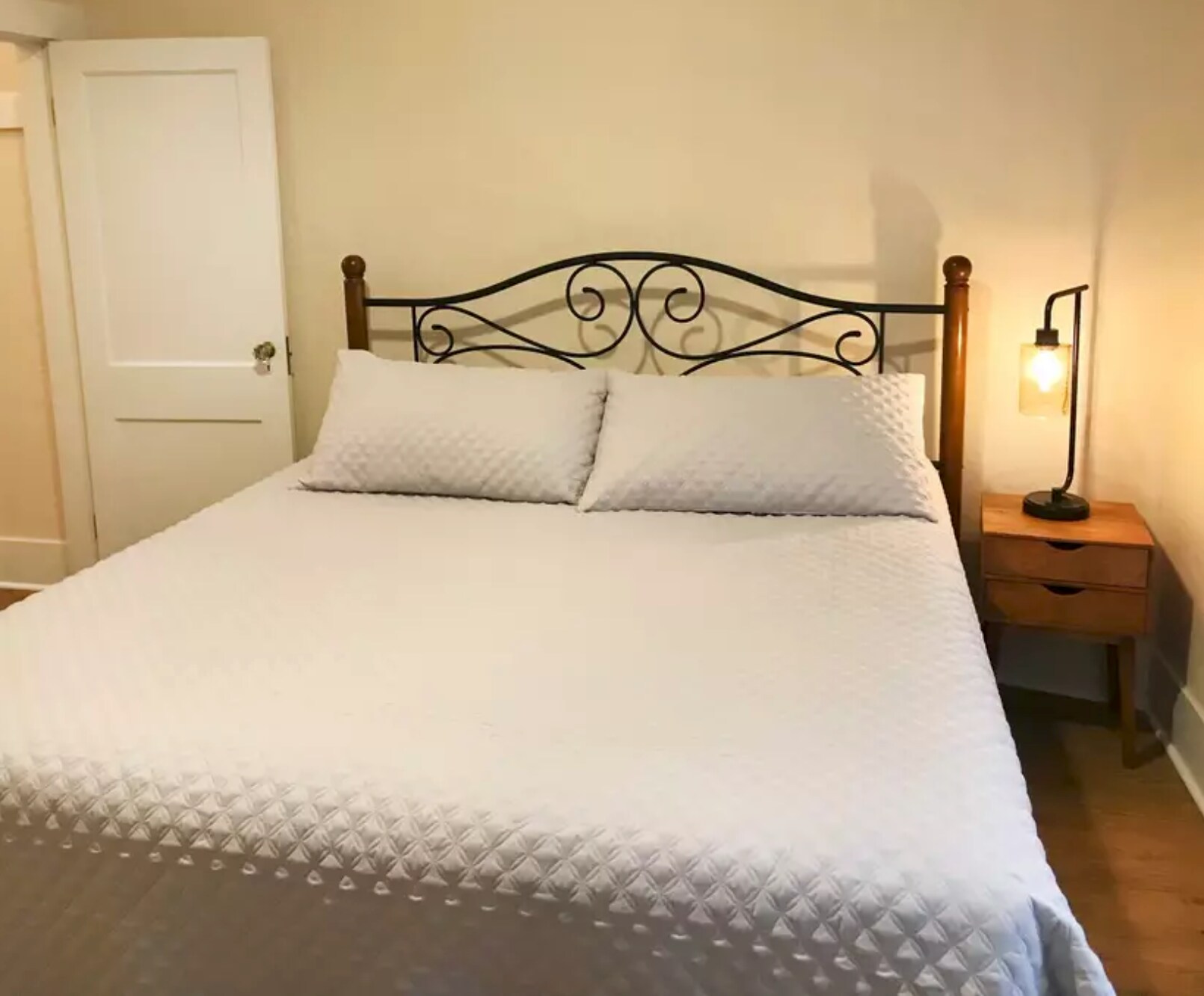 King Bed downstairs room 1 - 717 E Lakeside Ave