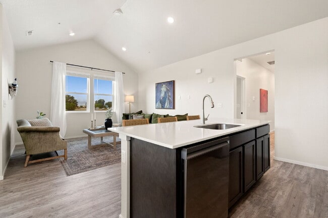 Building Photo - Newer 2bd condo in neighborhood with pool ...