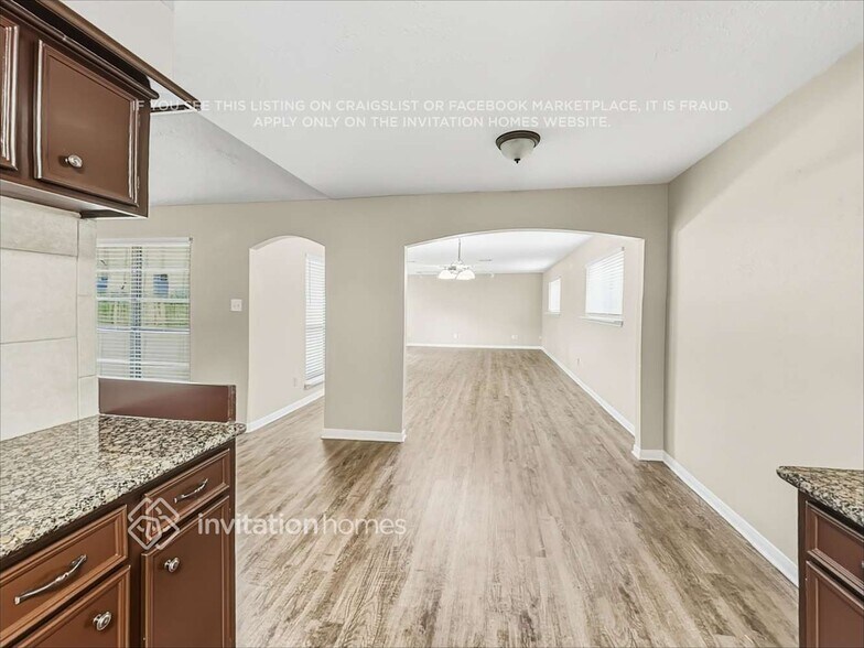 Building Photo - 1824 Meadow Creek Dr