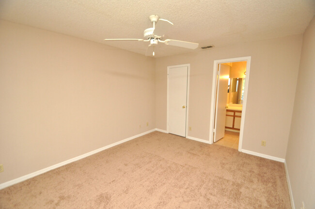 Building Photo - 2/2 Condo in Beautiful Metro West Community!